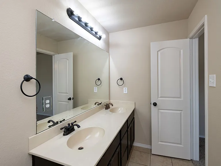 365 Orbit Dr — Photo 15