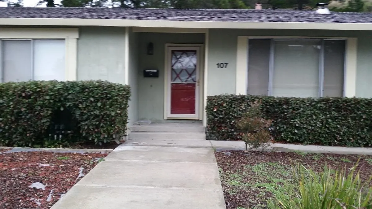 107 Woodstock Ct photo 1