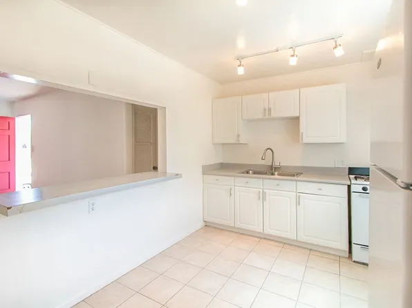 **Reduced Security Deposit** Charming 2 Bed /1 Bath Pacific Beach Duplex Near The Ocean & Bay!, 4430 Haines St, San Diego, CA 92109