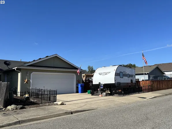 226 NE Plum Ridge Dr, Winston, OR 97496