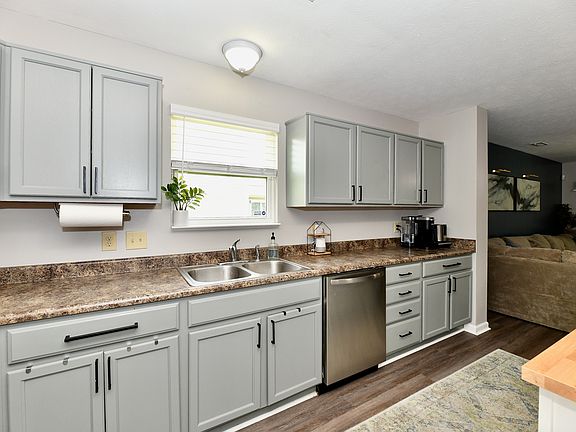 5th image of 11832 Rossmore Dr