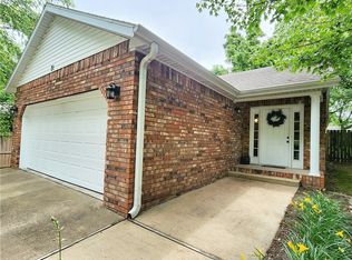 71 W White St, Farmington, AR 72730