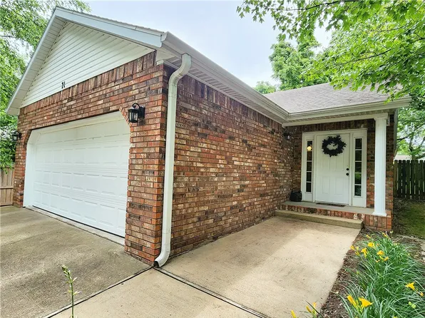 71 W White St, Farmington, AR 72730