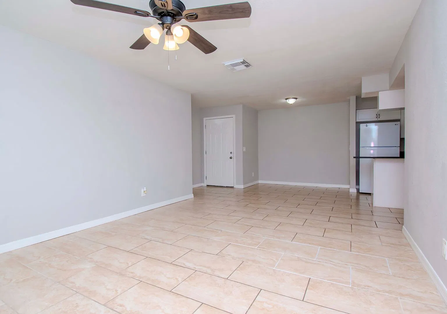 2/2 Condo Downstairs in Heart of Brandon @ The Hamptons of Brandon — Photo 3