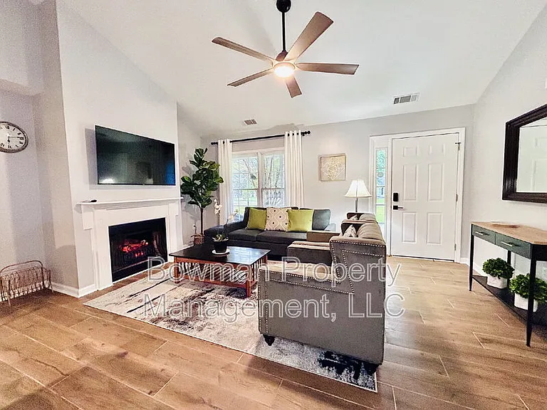 255 Camelot Dr — Photo 3