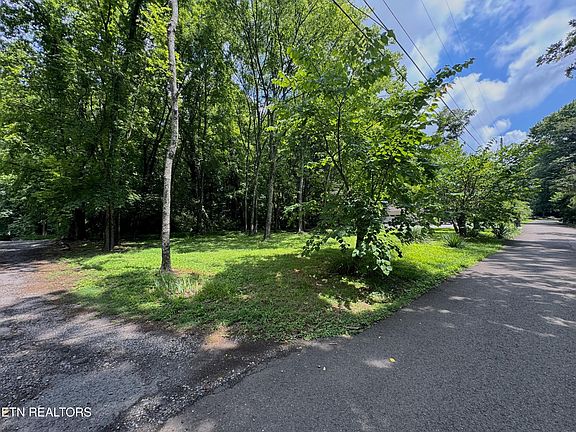 3rd image of 3217 Curtis Ln