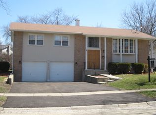 6825 Roberts Dr, Woodridge, IL 60517