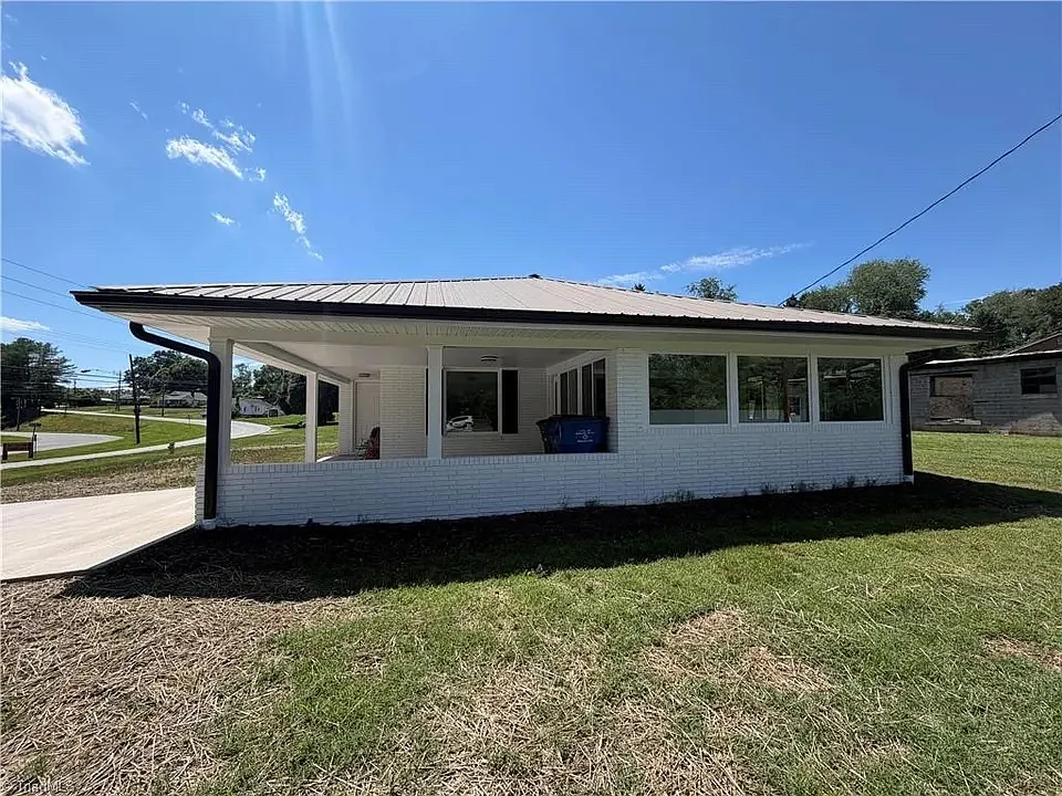 1354 Forrest Dr — Photo 2