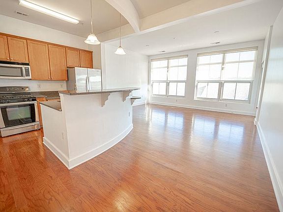 3rd image of 3 Greenwich Dr APT 107