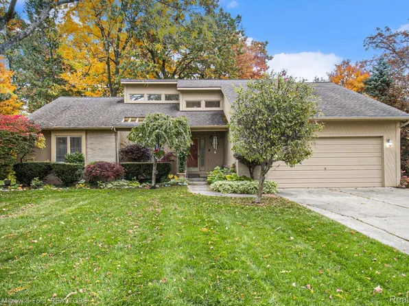 5966 Snow Apple Dr, Clarkston, MI 48346