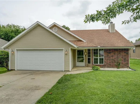 1011 Fox Run Dr, Warrensburg, MO 64093