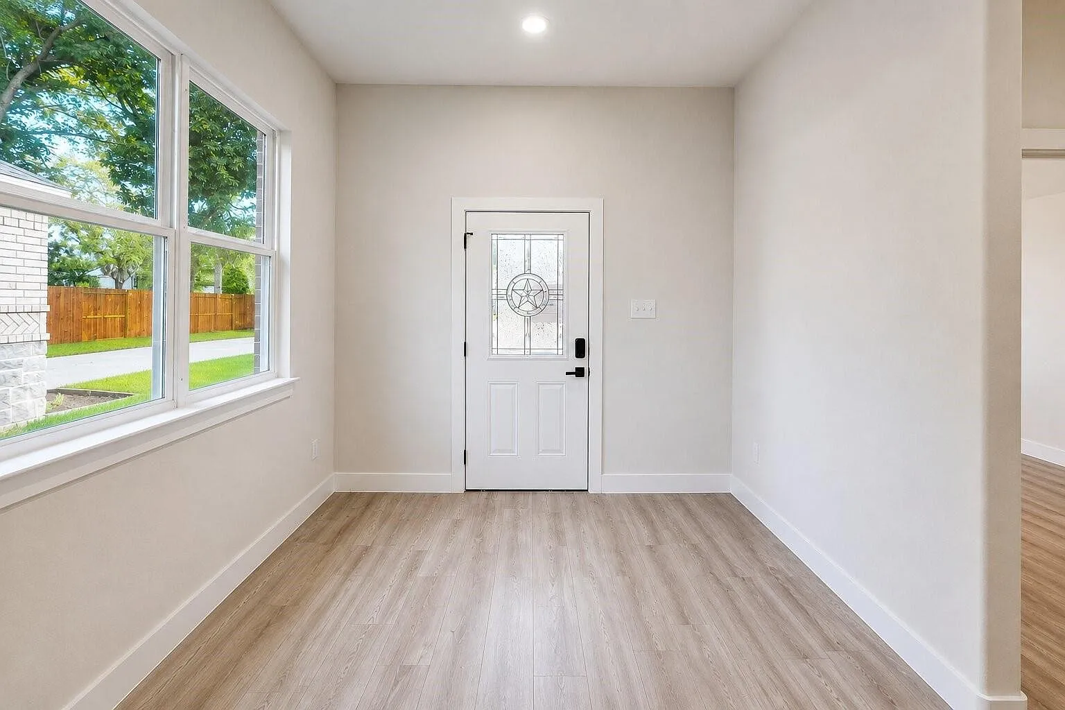 3 bed, 2.0 bath, 1395 sqft, $2,400 — Photo 2