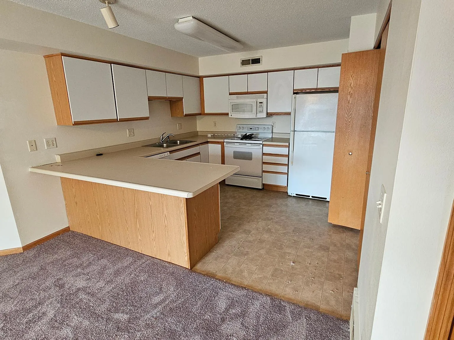 2 bed, 870 sqft, $1,350 — Photo 3