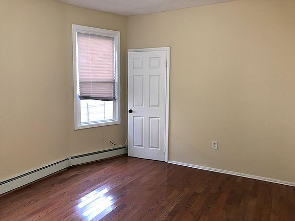 3rd image of 21 Seymour Ave