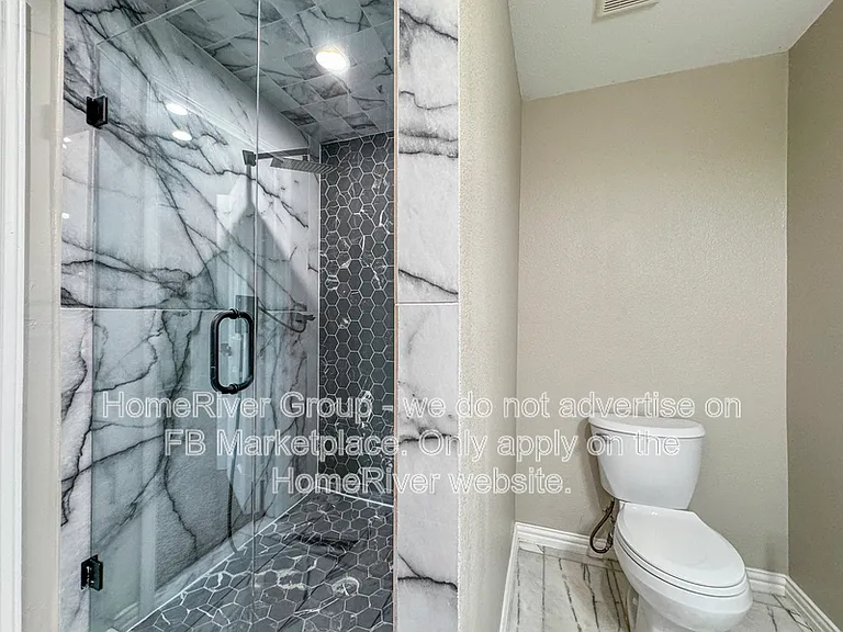 1124 E 11th St — Photo 15