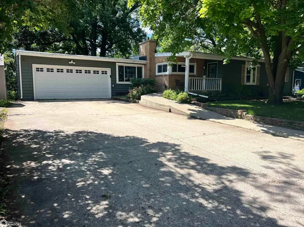 1415 Crescent Dr, Iowa Falls, IA 50126