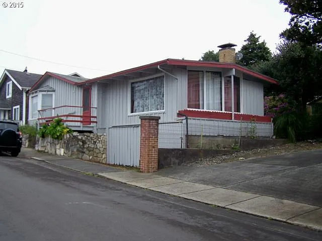 144 6th Ave photo 1