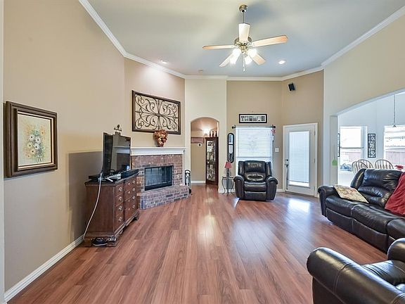 3rd image of 211 Bayfield Dr