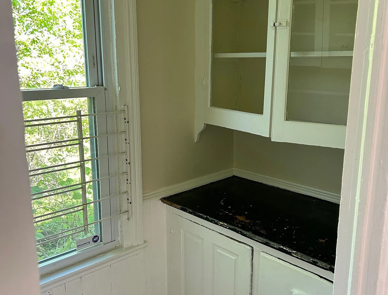 490 Glenwood Ave — Photo 3