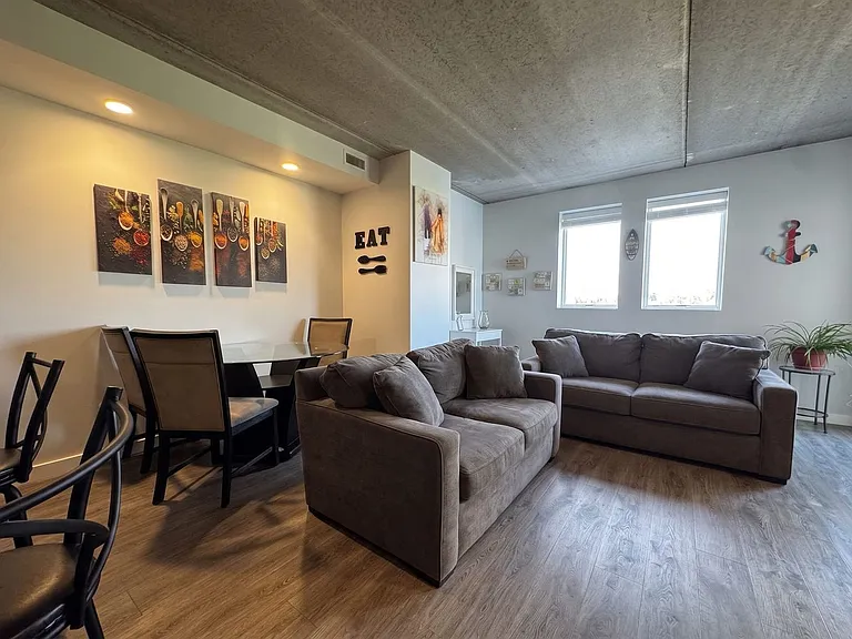 Gorgeous Historical Apartments Near Beach in East Rogers Park — Photo 47