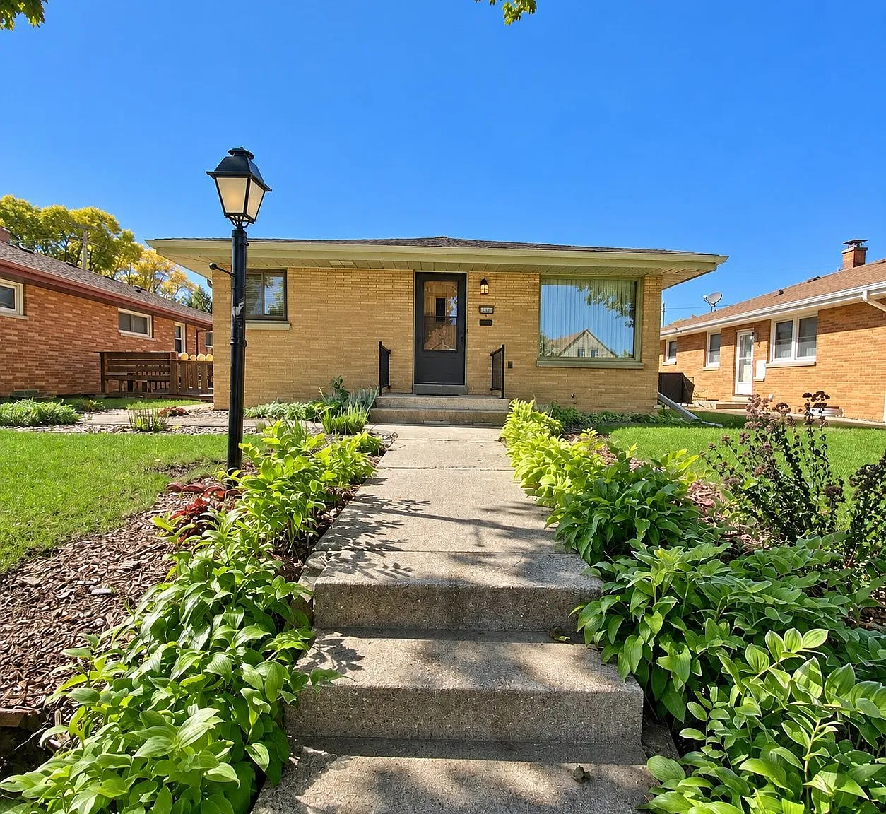 3 bed, 2.0 bath, 1106 sqft, $2,495 — Photo 1