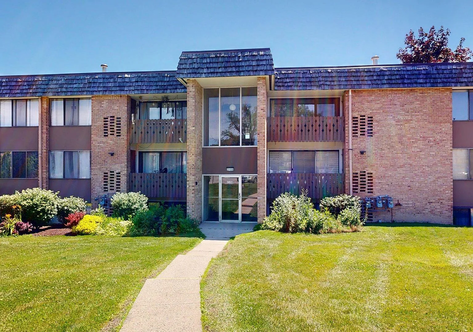 2 bed, 1.0 bath, 923 sqft, $1,600 — Photo 1