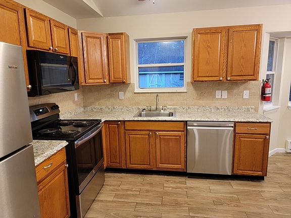 5th image of 105 Foxglove St