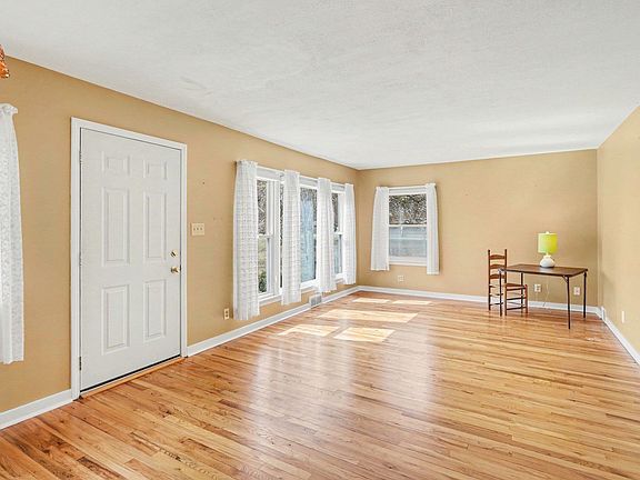 5th image of 137 Fox Dr