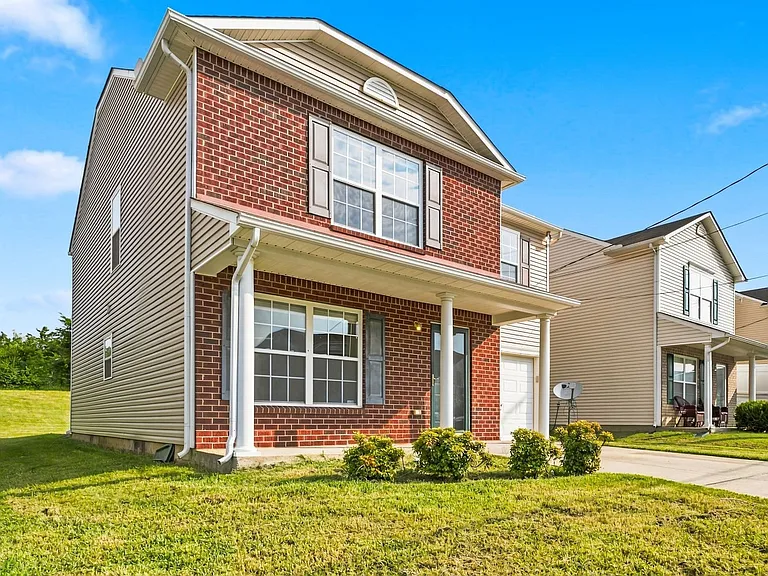 2834 Creekbend Dr — Photo 3
