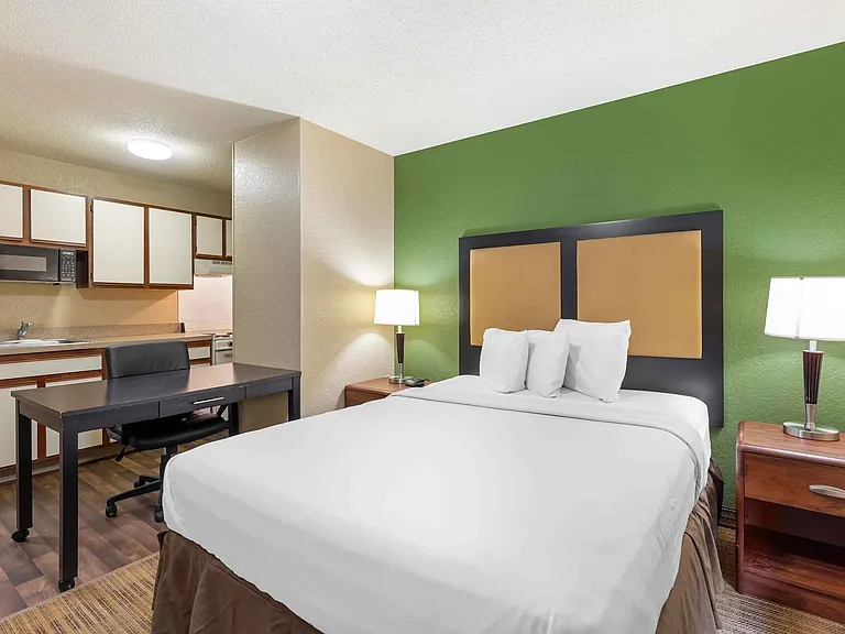 Deluxe Studio - 1 Queen Bed
