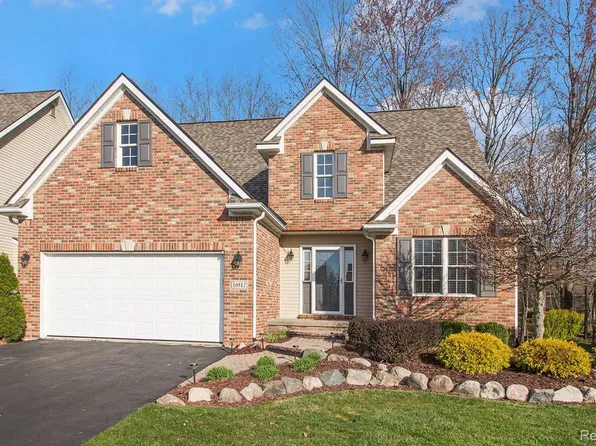 10512 Village Ct, Grand Blanc, MI 48439