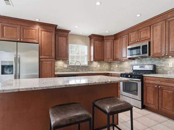 11 Camellia Ct, Newtown, PA 18940