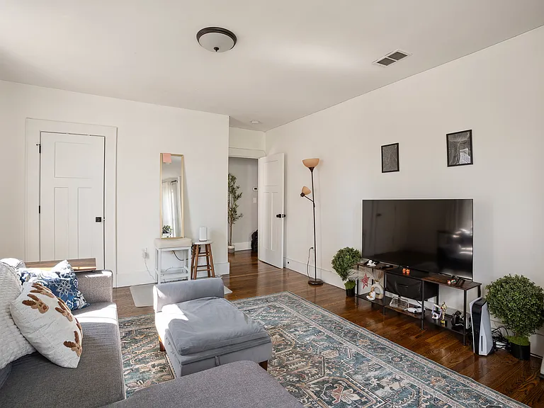 18 Brent St #2 — Photo 3