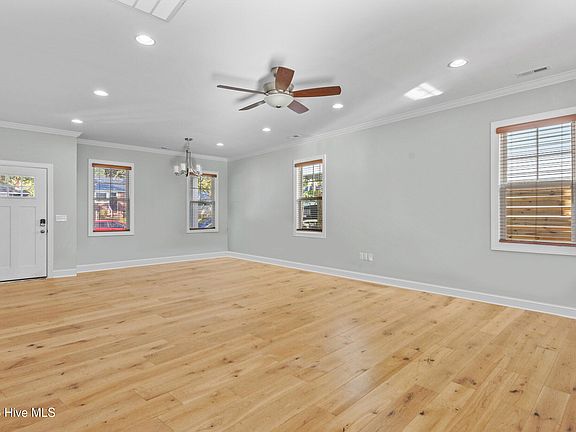 5th image of 323 Wilson St