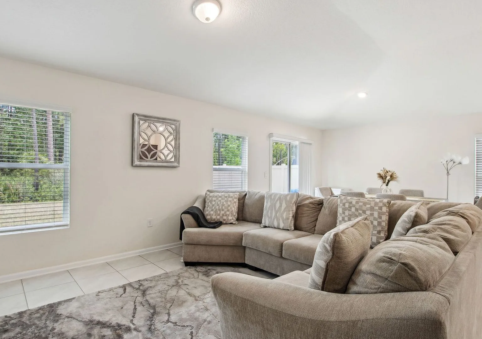 4 Bedroom Close to shopping and schools — Photo 4