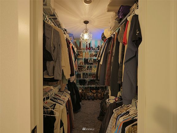 walk-in closet off primary bedroom