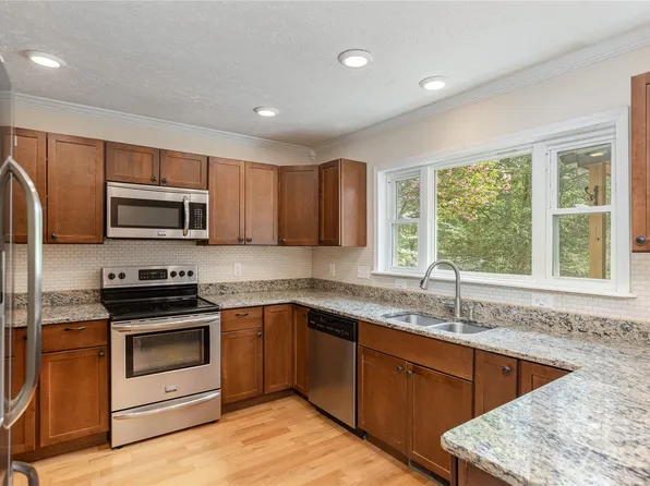 211 Lyndon Ln, Hendersonville, NC 28792