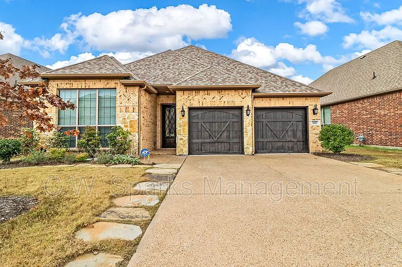 3 bed, 2.0 bath, 1967 sqft, $2,900 — Photo 1