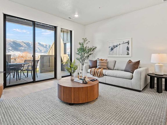 Livingroom
Walk out patio