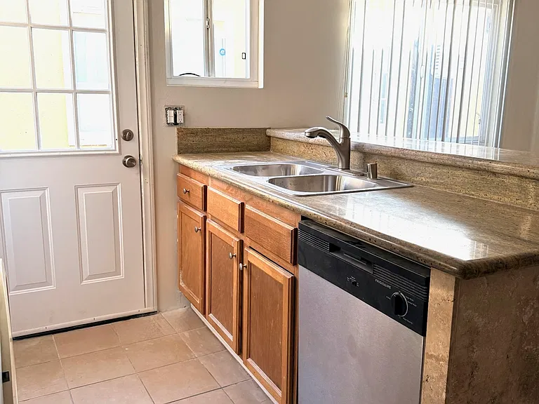 20907 Arline Ave — Photo 5