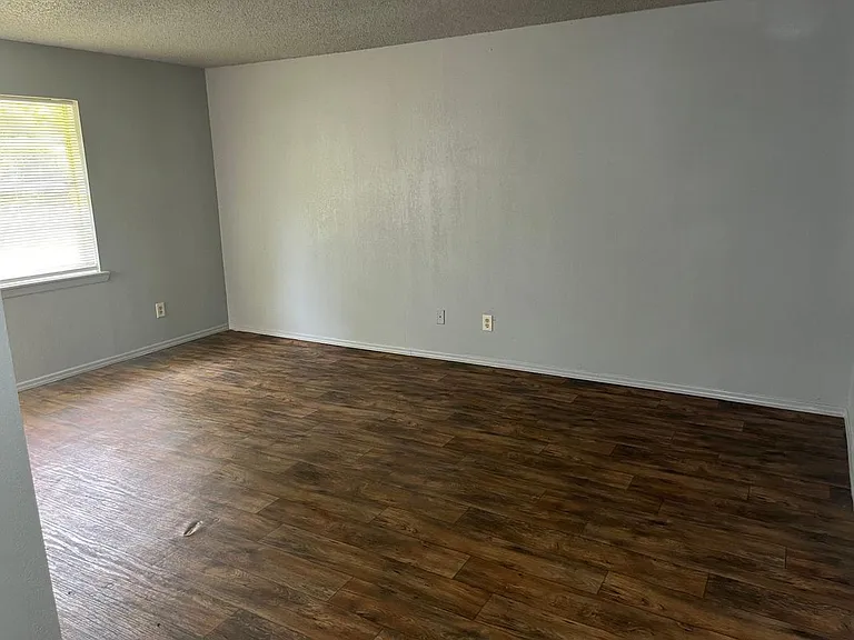 2125 Dewey St — Photo 5
