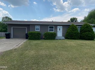 11 Carlin Dr, Bismarck, ND 58504