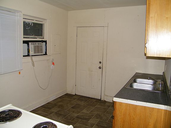 5th image of 216 E 47th St