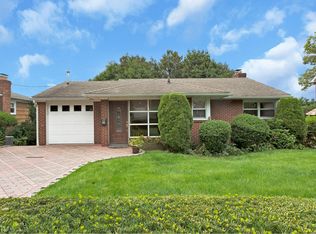 37 West Dr, Manhasset, NY 11030