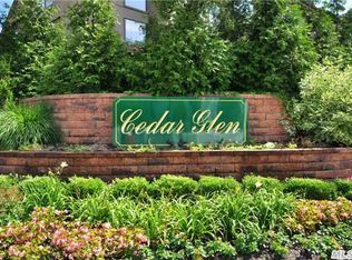 8 Clubside Dr, Woodmere, NY 11598