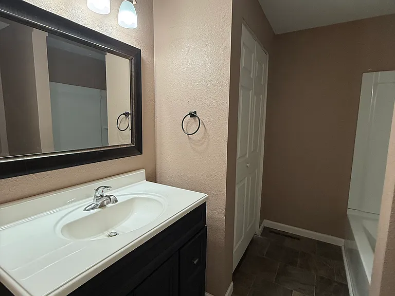409 Lakeside Ave — Photo 10