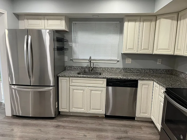 2513 Robinson Pl — Photo 7