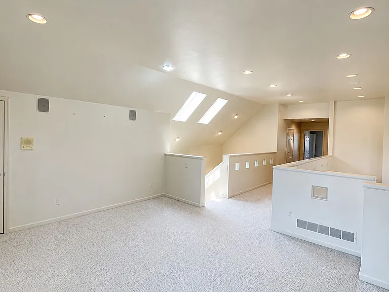 517 Essex Dr — Photo 24
