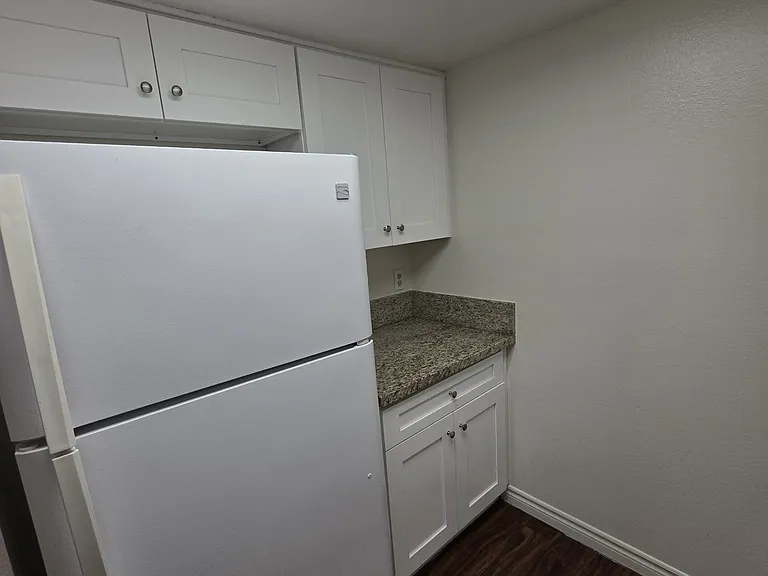 344 W Chevy Chase Dr #7 — Photo 3