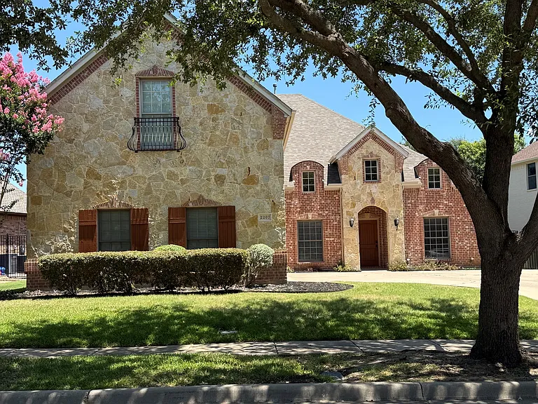 2207 Canterbury Dr — Photo 2